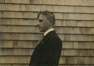 Siedlungsjunge, Feger und Reiniger in seiner Sonntagskleidung, Fall River, Massachusetts von Lewis Wickes Hine