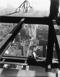 Sitzend auf einem Balken, Empire State Building, 1930er Jahre