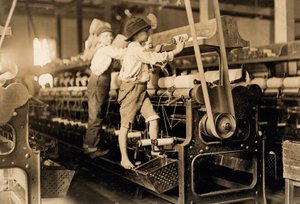 Spindeljungen in einer Baumwollspinnerei in Georgia (ca. 1909) von Lewis Wickes Hine