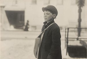 Tony Casale, „Bologna“, 11 Jahre alt, verkauft seit 4 Jahren Zeitungen, Hartford, Connecticut, März 1909 von Lewis Wickes Hine