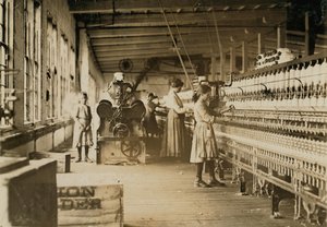 Zwei junge Spinnerinnen in den Catawba Cotton Mills, Newton, North Carolina, 1908 von Lewis Wickes Hine