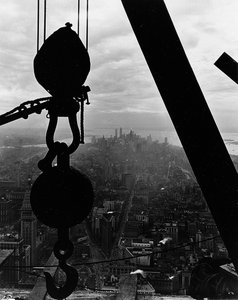 Blick auf Lower Manhattan vom Empire State Building, 1931 von Lewis Wickes Hine