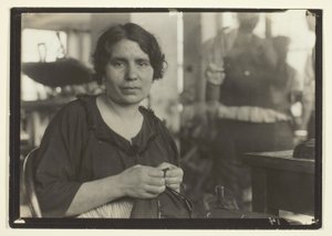 Arbeiterin in der Bekleidungsindustrie von Lewis Wickes Hine