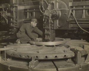 Arbeiter an der Schleifmaschine