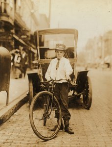 Junger Teenager arbeitet als Bote der Postal Telegraph Company, Wilmington, Delaware, USA, ca. 1910