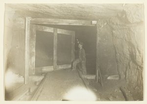 Junger Fallenstellerjunge in einer Kohlenmine in West Virginia