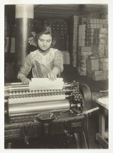 Junger Arbeiter in einer Papierboxfabrik