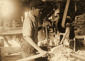 Junger Junge in einer Werkstatt, ca. 1936