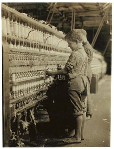 Junge Doffer ersetzen volle Spulen in North Pownal, Vermont, 1910