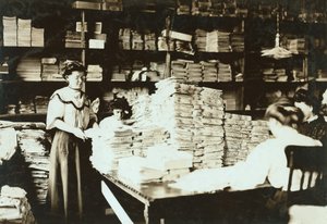 Junge Frauen sortieren Papiere in einem Lagerraum, ca. 1905 von Lewis Wickes Hine
