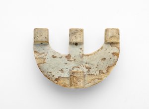 Bogenförmiger Anhänger mit zusätzlicher Dekoration, ca. 3300-2250 v. Chr.