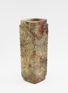 Neunstufiges Rohr (cong) mit Masken, ca. 3300-2250 v. Chr. (Jade, Nephrit)