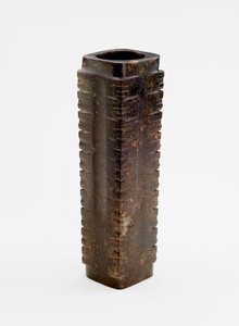 Zehnstufiges Rohr mit Masken, ca. 3300-2250 v. Chr. von Liangzhu culture