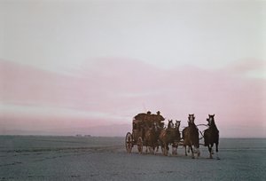 Eine Wells Fargo Postkutsche auf einer modernen Werbefahrt in den westlichen Ebenen von Unbekannt Unbekannt