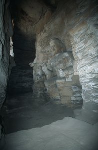 Sandsteinstatue des Buddha in den Yungang-Grotten
