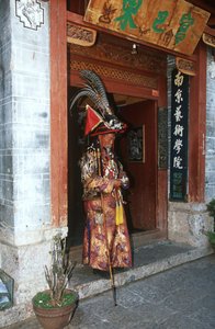 Mann in traditioneller Naxi-Tracht
