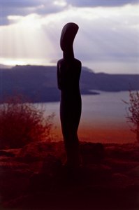 Kykladisches Idol vor der Küste bei Sonnenuntergang, Kykladeninseln, Griechenland, Kykladische Zivilisation von Unbekannt Unbekannt