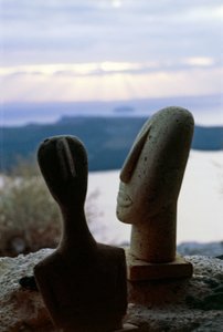 Köpfe von kykladischen Idolen vor der Küste, Kykladeninseln, Griechenland, Kykladische Zivilisation (Foto) von Unbekannt Unbekannt