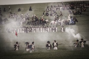 Historische Nachstellung: Infanterie, Kürassiere und Offiziere der französischen Armee auf dem Schlachtfeld, Napoleonische Kriege von Unbekannt Unbekannt