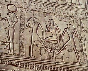 Innenwandreliefs, die Opfergaben an die Gottheiten darstellen, Detail zeigt jungen Ramses II. mit den Gottheiten Thoth und Horus