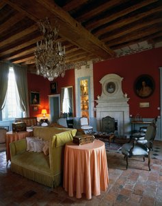 Wohnzimmer mit Balkendecke und Möbeln im Louis XV- und Louis XVI-Stil, Schloss Reaux, Chouze-sur-Loire, Indre-et-Loire, Frankreich von Unbekannt Unbekannt
