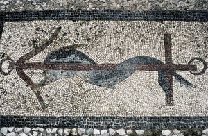 Mosaik, das einen Delfin und einen Anker darstellt, Insel Delos (UNESCO-Welterbeliste)