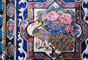 Pfau und Blumen, polychrome Fliesendekoration in Tekyeh Mo