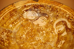 Teller mit männlichen und weiblichen Gesichtern verziert, aus Kashan, Iran