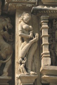 Relief, das eine Surasundari (himmlische Schönheit) darstellt, Parshvanatha-Tempel, Khajuraho-Gruppe von Denkmälern (UNESCO-Weltkulturerbe)