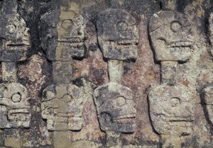 Relief mit menschlichen Schädeln, Detail des Tzompantli oder Wand der Schädel, archäologische Stätte von Chichen Itza (UNESCO-Weltkulturerbe)