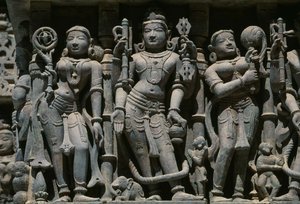 Relief mit männlichen und weiblichen Figuren, Adishvara-Tempel, Vimalavasi Tuk, Tempelkomplex auf dem Shatrunjaya-Hügel, Palitana, Gujarat, Indien