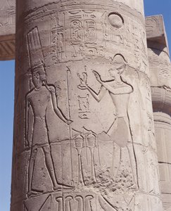 Relief eines Pharaos, der die Göttin der Gerechtigkeit Maat vor Amon hält