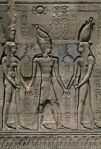 Relief mit Thutmosis III und den Göttern Heka und Chnum, Fassade der Hypostylhalle des Tempels von Chnum, Esna, Ägypten, Ägyptische Zivilisation, Detail mit Pharao