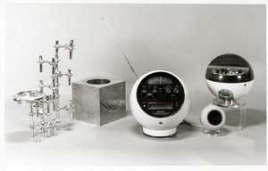 Retro-Tisch, Papierkorb und Musikspieler (s/w Foto) von Unbekannt Unbekannt