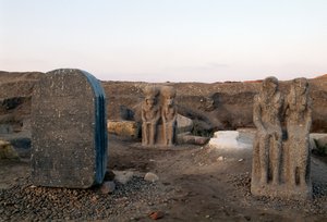 Statuen, die zwei Gottheiten darstellen, archäologische Ausgrabungen in Buto (Tell el-Farain), Ägypten, ägyptische Zivilisation von Unbekannt Unbekannt