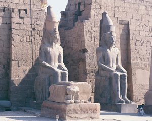 Tempel von Luxor, Pylon von Ramses II., zwei kolossale Statuen des Königs