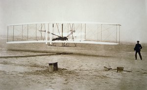 Die Gebrüder Wright bei ihrem ersten motorisierten Flug von Unbekannt Unbekannt