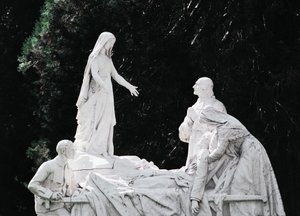 Jungfrau heilt kranke Person, Skulpturengruppe Salus Infirmorum (Gesundheit der Kranken) von Unbekannt Unbekannt