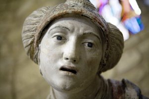 Heilige Frau in einer Haube (bemalter Stein) von Ligier Richier