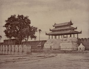 Amerapoora: Ooh-nein Tor der Stadt von Linnaeus Tripe