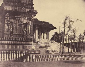 Tanjore: Große Pagode, Eingang nach außen blickend von Linnaeus Tripe