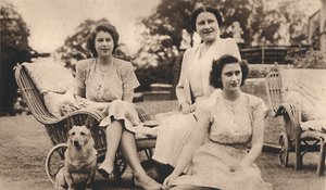 Ihre Majestät die Königin mit den königlichen Prinzessinnen, ca. 1950 von Lisa Sheridan