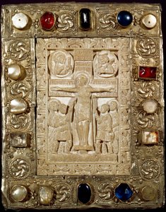 Archäologie des Mittelalters. Barbarische Kunst der Lombardei: der Frieden von Herzog Orso. Der Elfenbeinteil zeigt Christus am Kreuz, umgeben von der Jungfrau, dem heiligen Longinus und dem heiligen Johannes. Lombardische Kunst des 9. Jahrhunderts.