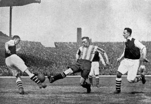 Aktion aus einem Arsenal gegen Sheffield United Fußballspiel, ca. 1927-1937