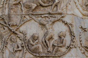 Kreuzigung, Detail aus Szenen aus dem Leben Christi, Geschichten aus dem Neuen Testament, Basreliefs von Lorenzo Maitani (vor 1275-1330), dritte Säule, Fassade des Doms von Orvieto, Umbrien, Italien