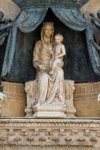 Madonna mit Kind auf bronzenem Baldachin, von Lorenzo Maitani, Lünette über dem Zentraleingang, Fassade des Doms von Orvieto, Umbrien, Italien
