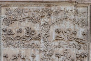 Naamah lehrt ein Kind lesen und Tubal-cain schlägt Glocken mit einem Hammer; Enos, Sohn von Seth, zeichnet mit einem Zirkel, Geschichten aus der Genesis, Basreliefs von Lorenzo Maitani, erste Säule, Seitenfassade der Kathedrale von Orvieto, Umbrien, Italie