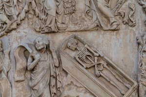 Prophet Ezechiel, Detail aus dem Jessebaum und messianischen Prophezeiungen, Geschichten aus der Genesis, Basreliefs von Lorenzo Maitani (vor 1275-1330), zweite Säule, Fassade des Doms von Orvieto, Umbrien, Italien