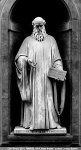 Statue von Guido von Arezzo (Marmor)