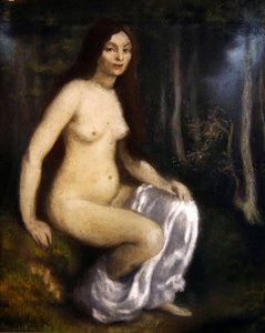 Junge Frau, die in einem Wald sitzt
